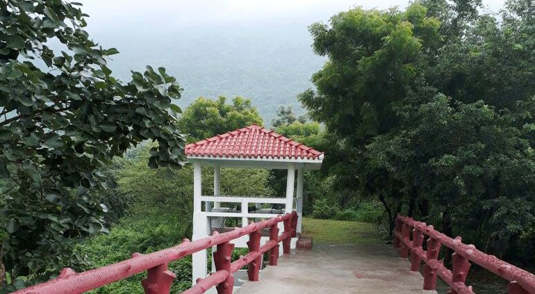 Cross the bridge for the tastiest Bengali cuisine at the restaurant at Panchet Residency, Purulia